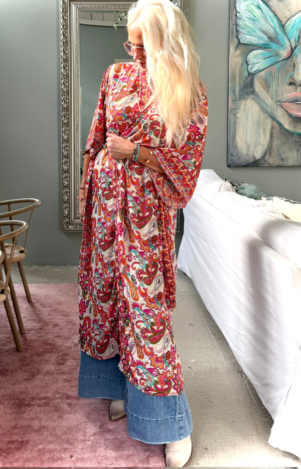 Boho kimono dam i mönstrad design med mjukt fall, bärs över kläder eller bikini.
