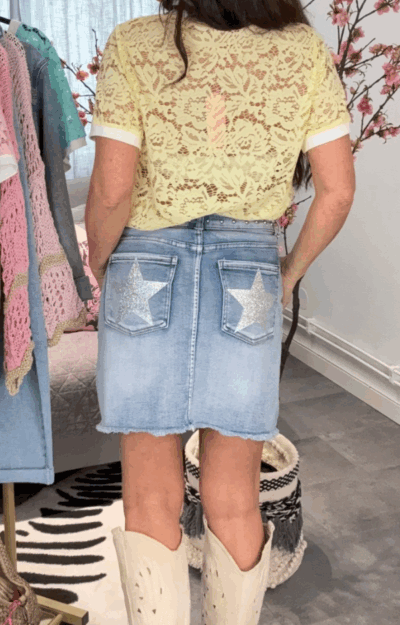 Superfin jeanskjol med mycket stretch som ger en perfekt kombination av komfort och passform. Kjolen har coola detaljer som verkligen sticker ut – stjärnor i silver på bakfickorna och dekorativa nitar som ger en edgy och trendig look. Den råa kanten nedtill förstärker känslan av modern denim med attityd. Matcha med boots för en tuff stil, sneakers för en avslappnad look eller sandaler under varmare dagar. Lika snygg med linne, t-shirt eller en feminin blus. Normal i storlek. Modellen bär storlek XS.