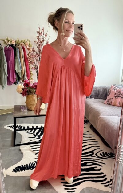 Corall klänning i viskos med satinliknande glans, v-ringning och luftig passform, one size XS–XL.