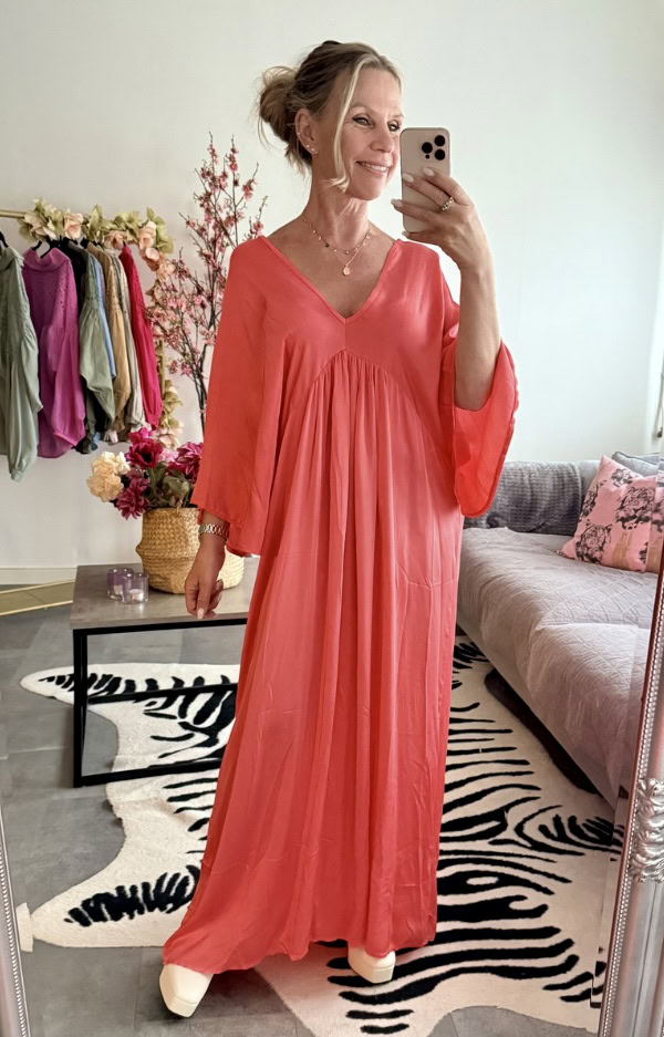 Corall klänning i viskos med satinliknande glans, v-ringning och luftig passform, one size XS–XL.