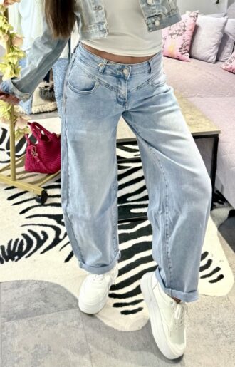 Ljusblå barrel jeans i stretchig denim med ballongformade ben och modern passform.