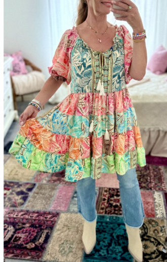 Kort bohemisk klänning i pastellfärger med ledig passform och mjukt vintage silk-material, kan även bäras som tunika.