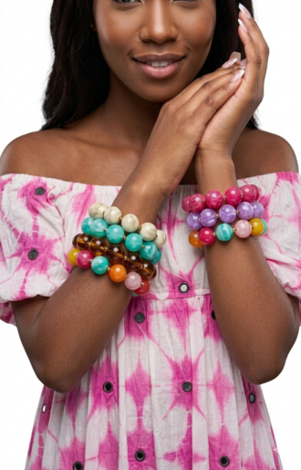 Färgglada boho armband i resin med stretch, perfekta till färgglada klänningar från Love Forever