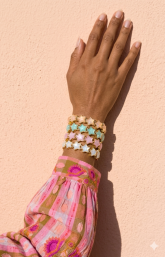 Elastiska armband i pastellfärger med stjärnor, boho chic smycken från Love Forever