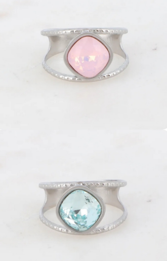 Silverfärgad ring med Swarovskisten i rose och mint.