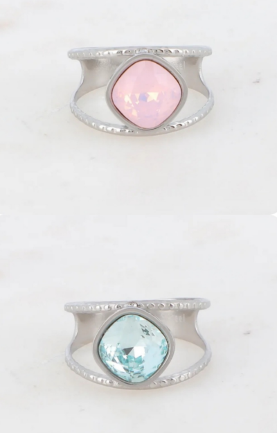 Silverfärgad ring med Swarovskisten i rose och mint.