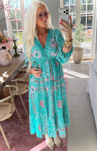 Boho klänning i rosa och turkos med bandana print och broderier