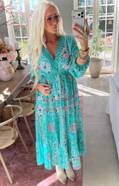 Boho klänning i rosa och turkos med bandana print och broderier