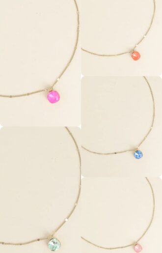 Halsband med rundad fyrkantig Swarovskisten i stark färg och guldkedja