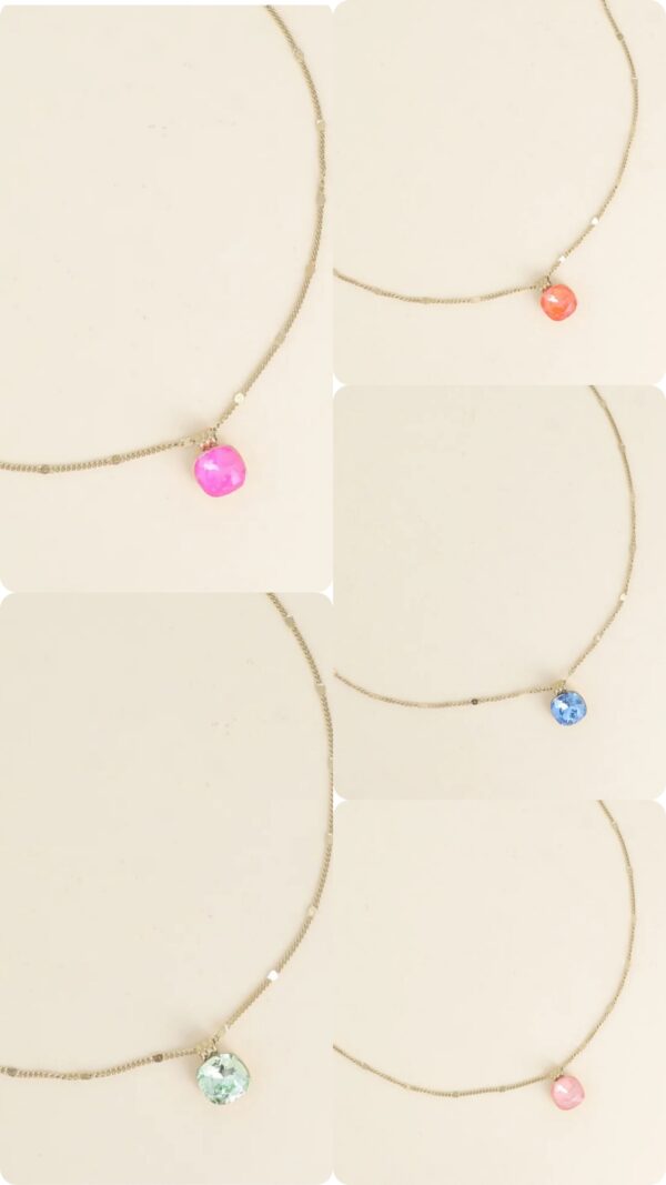 Halsband med rundad fyrkantig Swarovskisten i stark färg och guldkedja