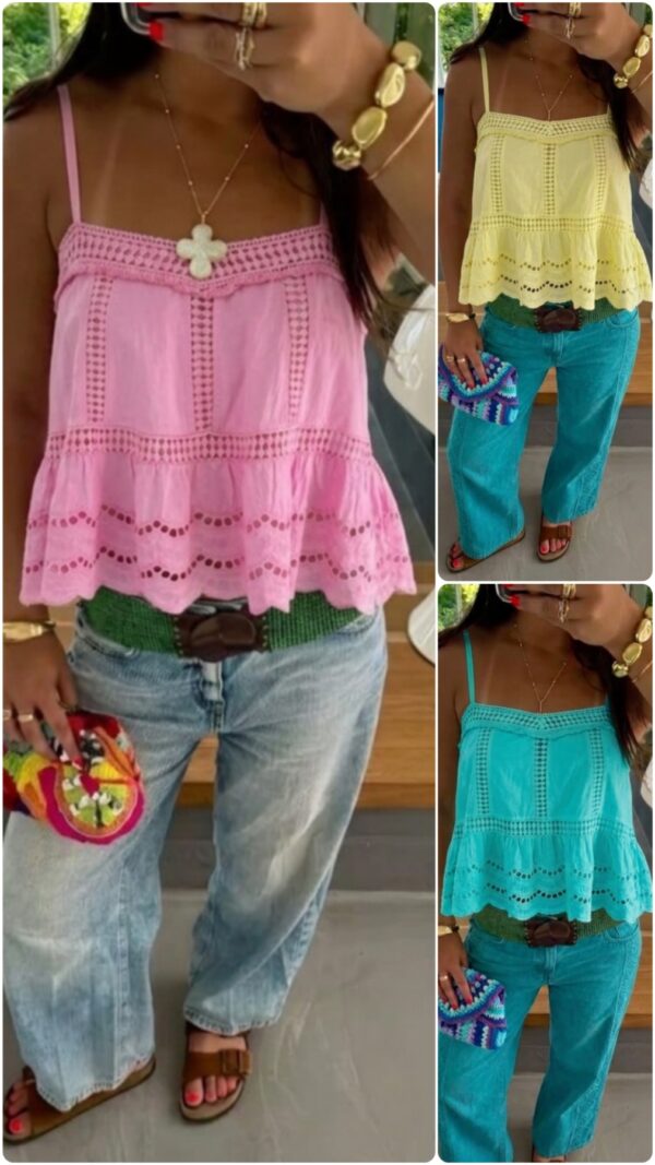 Somrig topp i bomull med spets och broderier i rosa