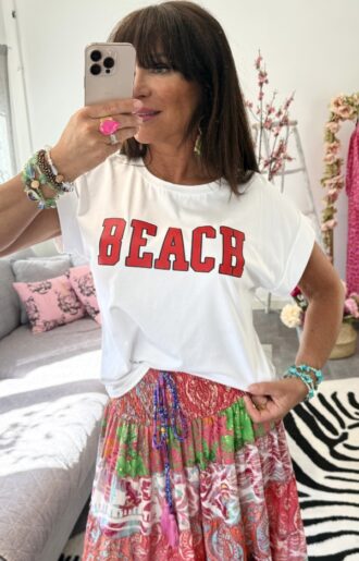 Vit t-shirt dam i bomull med rött BEACH tryck framtill och uppvikta ärmar, trendig och avslappnad stil