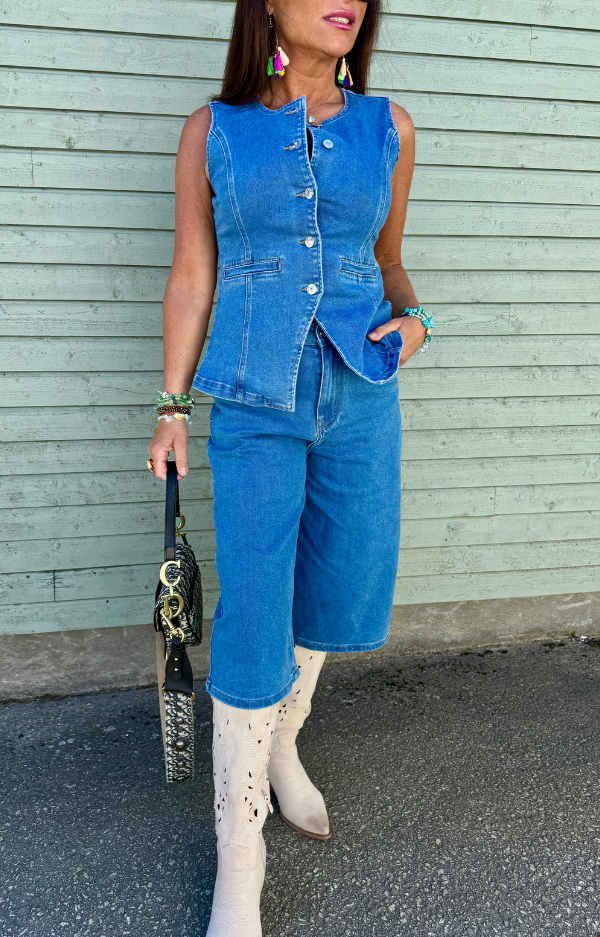 Blå bermuda shorts dam i stretch denim, Lia shorts med bekväm passform som matchar jeansväst och kan stylas med sneakers eller boots
