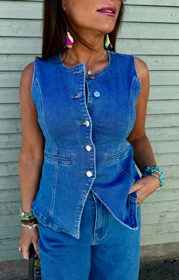 Blå jeansväst dam i stretch denim med stilren passform, trendig och bekväm väst som kan matchas med bermuda shorts