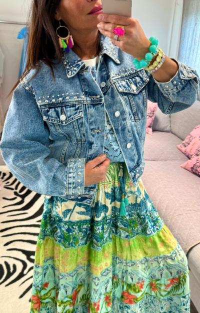 Oversize jeansjacka i stentvättad denim med nitar, 90-talsinspirerad boho chic stil från Love Forever