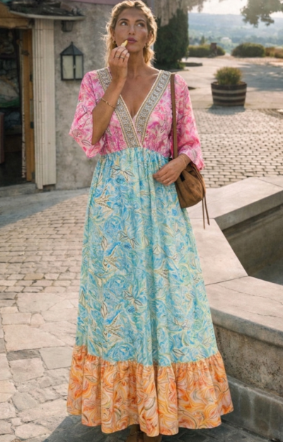 Bohemisk klänning i mjukt vintage silk-tyg med resår under byst, smickrande passform och färgstarkt Love Forever-inspirerat mönster.