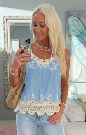 Denimblått linne i tencel med spets i creme