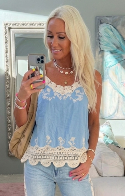 Denimblått linne i tencel med spets i creme