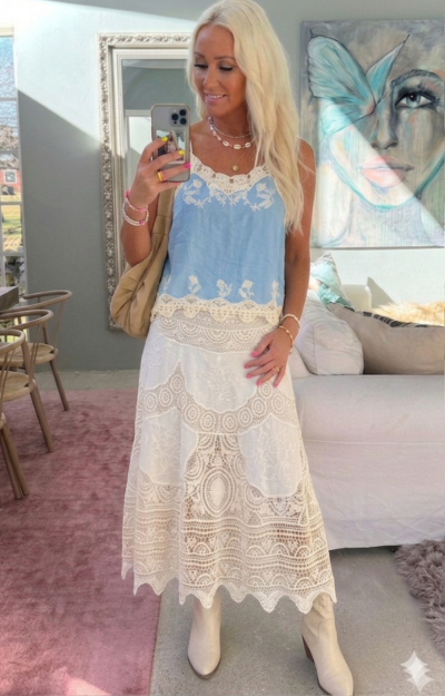 Beige crochet kjol med resår i midjan och klockad passform