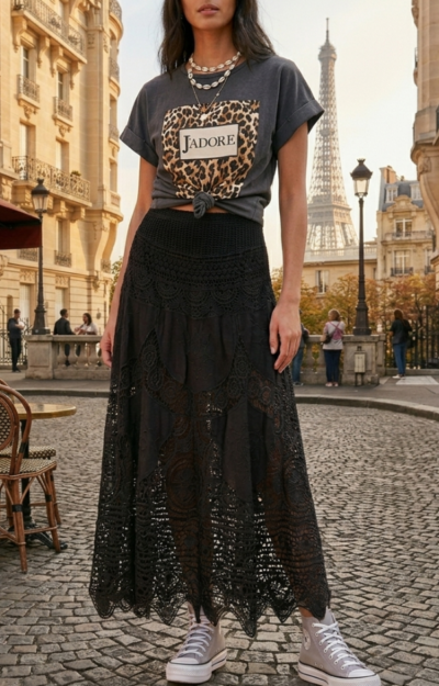 Svart virkad kjol dam i crochet med klockad passform och resår i midjan, boho luxe stil, fodrad över låren