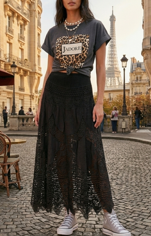 Svart virkad kjol dam i crochet med klockad passform och resår i midjan, boho luxe stil, fodrad över låren