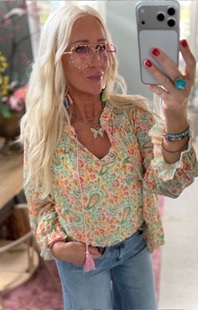 Viskosblus, i mjukt tyg med vackert paislymönster