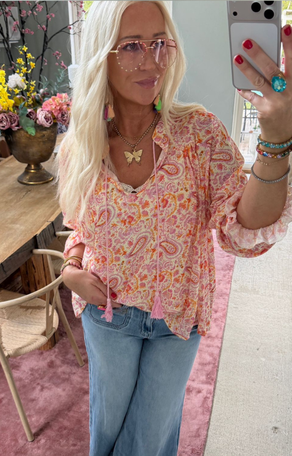 Viskosblus, i mjukt tyg med vackert paislymönster