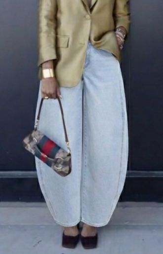 Ljusblå barrel jeans dam i stretch denim med ballongpassform, trendiga och bekväma jeans för vardag och fest