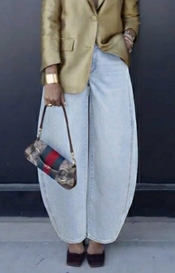 Ljusblå barrel jeans dam i stretch denim med ballongpassform, trendiga och bekväma jeans för vardag och fest