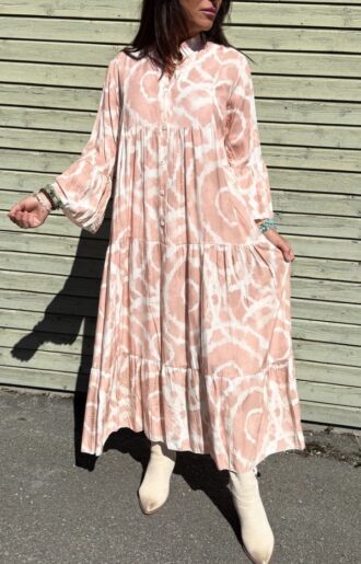 Bohemisk klänning i 100% viskos med puderrosa print, trekvartslånga volangärmar, normal i storlek – Love Forever