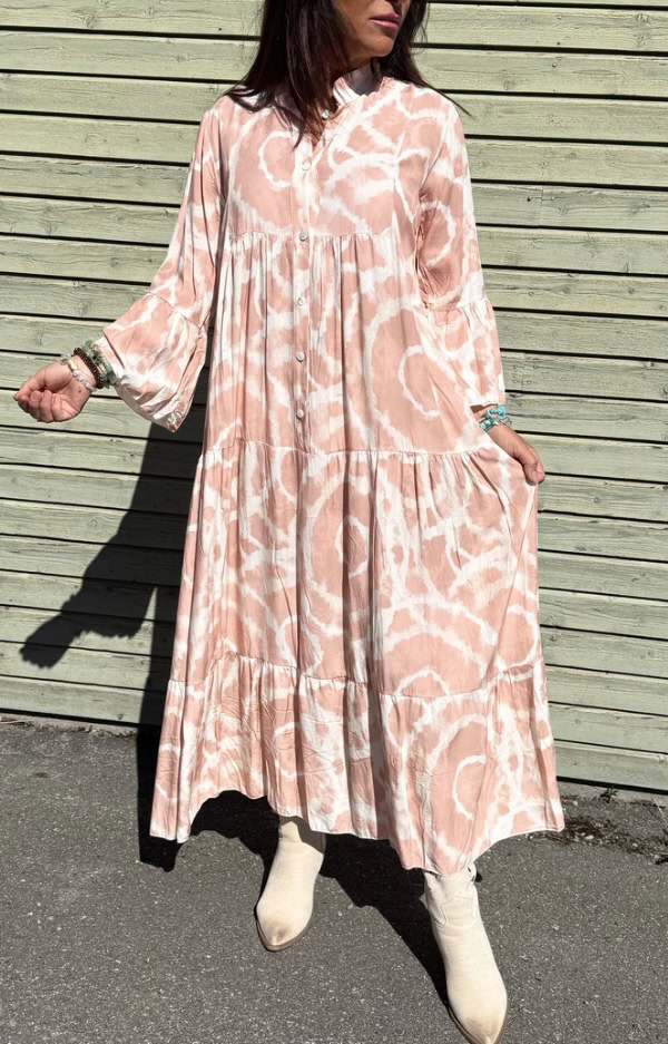 Bohemisk klänning i 100% viskos med puderrosa print, trekvartslånga volangärmar, normal i storlek – Love Forever