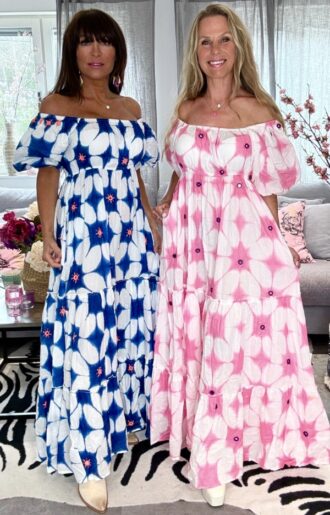 Bohemisk klänning dam i bomull med rosa eller blått print, puffärmar och spegeldetaljer, kan bäras off shoulder eller på axlarna