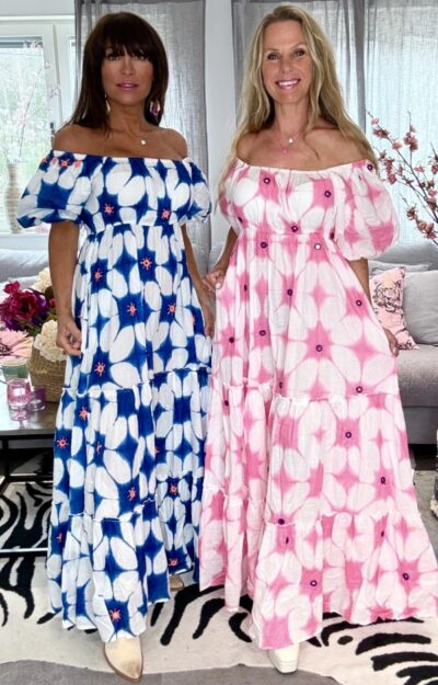 Bohemisk klänning dam i bomull med rosa eller blått print, puffärmar och spegeldetaljer, kan bäras off shoulder eller på axlarna