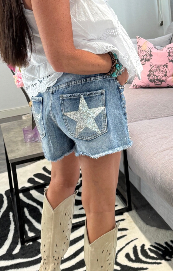 Jeansshorts dam med stjärnor på bakfickor och nitdetaljer, rå kant nedtill, boho chic stil från Love Forever