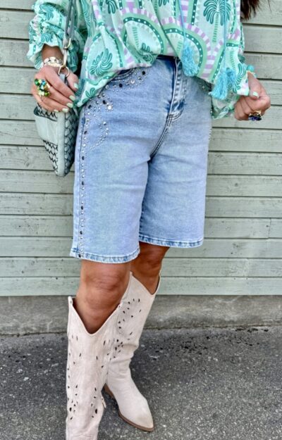 Längre jeansshorts dam i ljus tvätt med nitar längs sidorna och fickkanten, stretchig denim från Love Forever