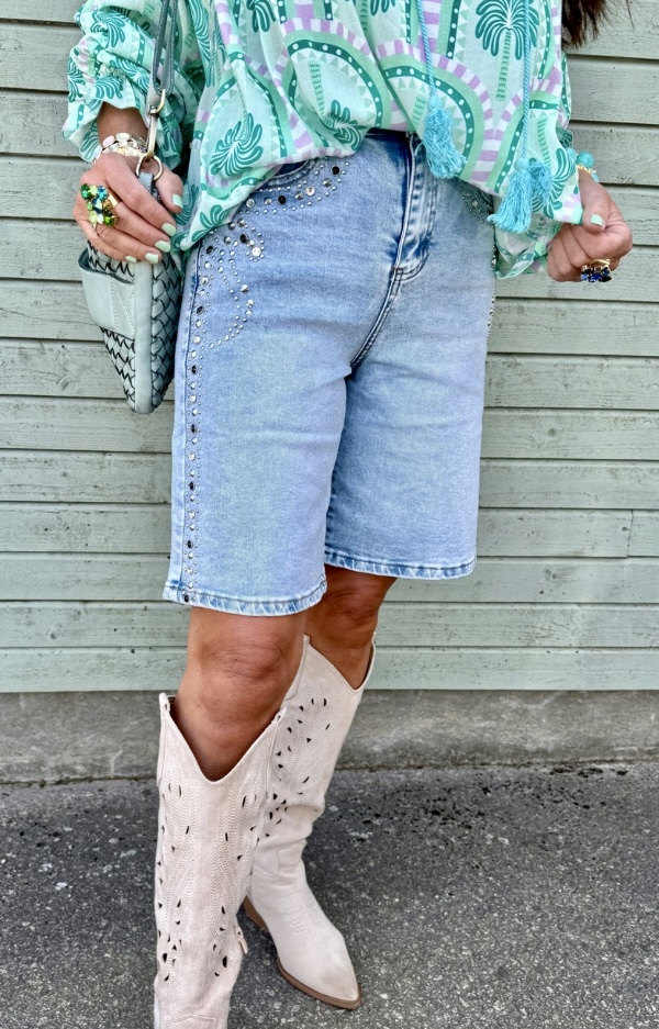 Längre jeansshorts dam i ljus tvätt med nitar längs sidorna och fickkanten, stretchig denim från Love Forever