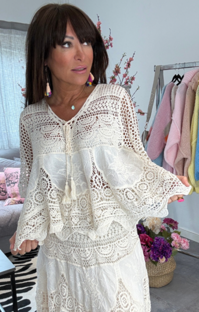 Virkad topp i beige dam, boho chic crochet topp som matchar Mickan kjol, somrig och feminin stil från Love Forever