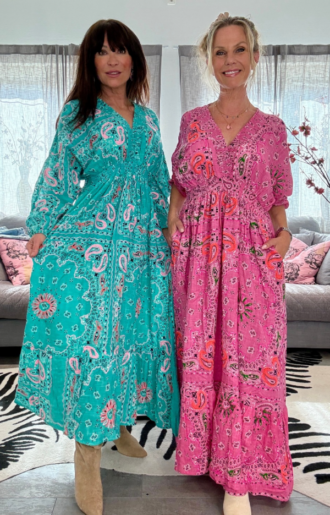 Boho klänning i rosa och turkos med bandana print och broderier