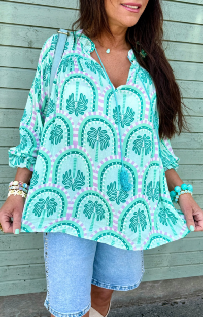 Susanne blus i grönt med palmprint och lila inslag, boho chic viskosblus från Love Forever