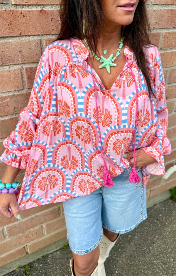 Susanne blus i puderrosa med palmprint och inslag av blått och orange, boho chic viskosblus från Love Forever