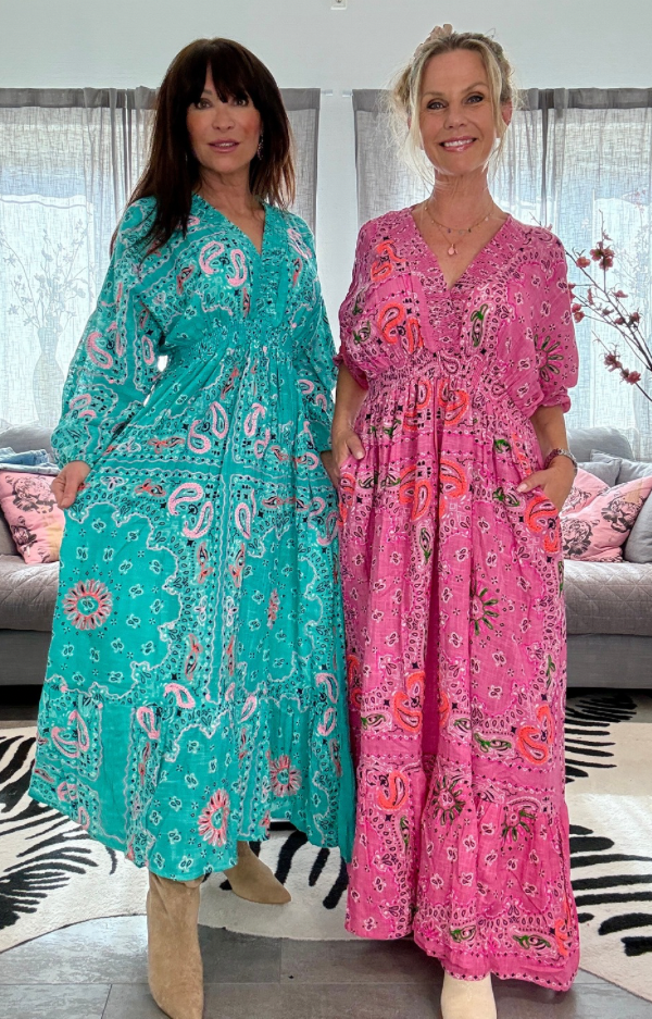 Boho klänning i rosa och turkos med bandana print och broderier