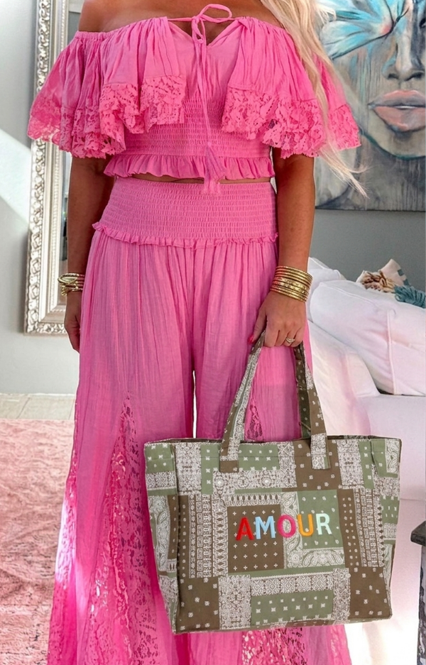 Bomullsväska i army med bandanaprint och färgglatt broderat Amour, boho chic väska från Love Forever