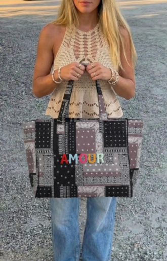 Bomullsväska dam med svart bandanaprint och färgglatt broderat Amour, perfekt som weekendbag eller sommarväska från Love Forever