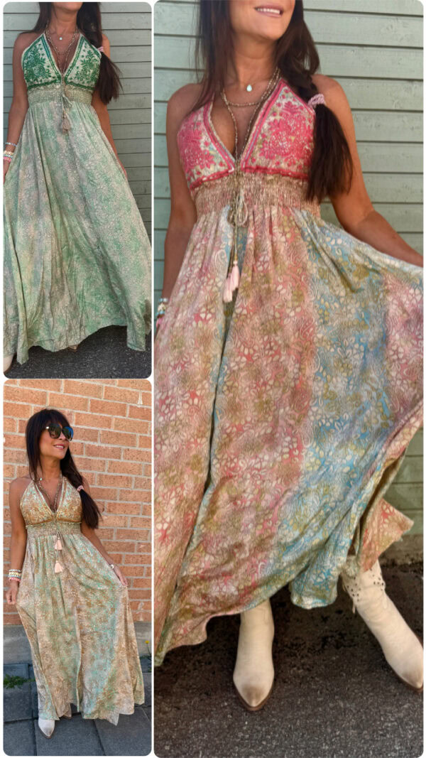 Bohemsk luksuskjole med halterneck, broderier og paljetter over bysten i en elegant sommerstil.