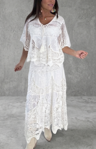 Spetskjol i vitt, virkat. Boho chic och lyxig.