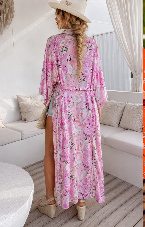 Rosa bohemisk kimono med coral print och skärp i 100% viscose från Love Forever.