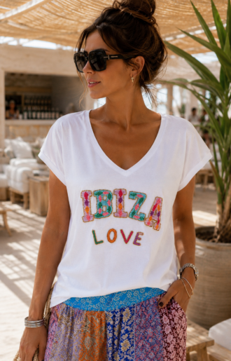 Vit v-ringad t-shirt med Ibiza pärlbroderier i pastellfärger framtill från Love Forever.