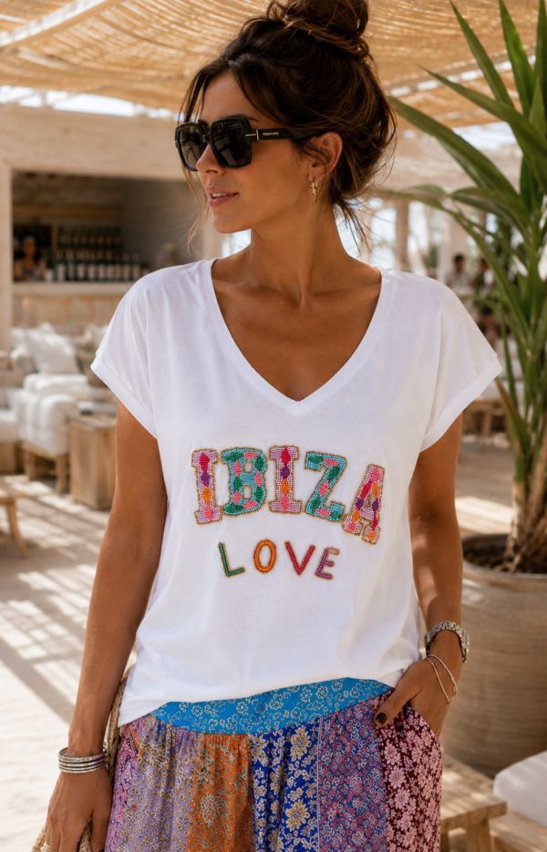 Vit v-ringad t-shirt med Ibiza pärlbroderier i pastellfärger framtill från Love Forever.