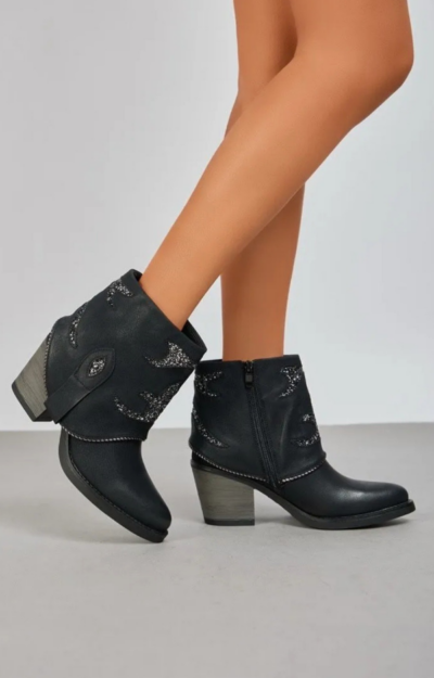 Svarta cowboyboots med lågt nedvikt skaft, glittriga detaljer och bekväm 7 cm klack i boho western-stil från Love Forever.