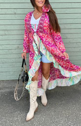 Cerise paisleymönstrad kimono i viskos och siden med ljusgrön volang och knyte framtill. Elegant boho chic-kimono från Love Forever.